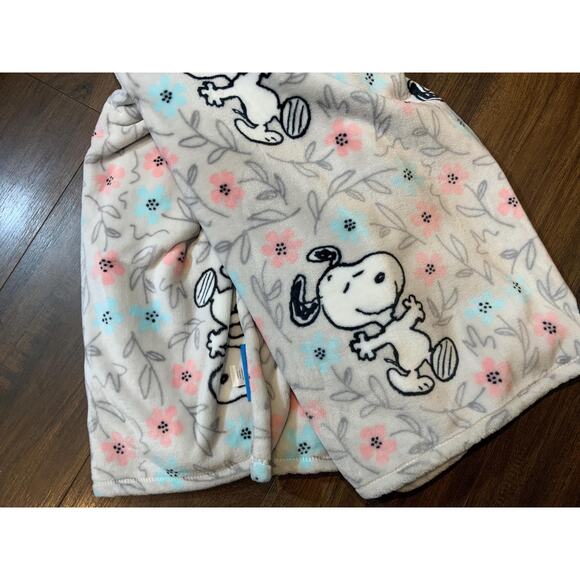 Berkshire Peanuts SNOOPY Soft Home Decorative Throw Blanket Collection - Picture 3 of 4